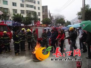 过路人前来观摩实践学习