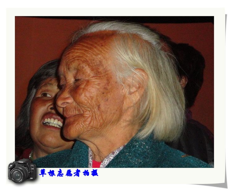 专注的白发老人.jpg