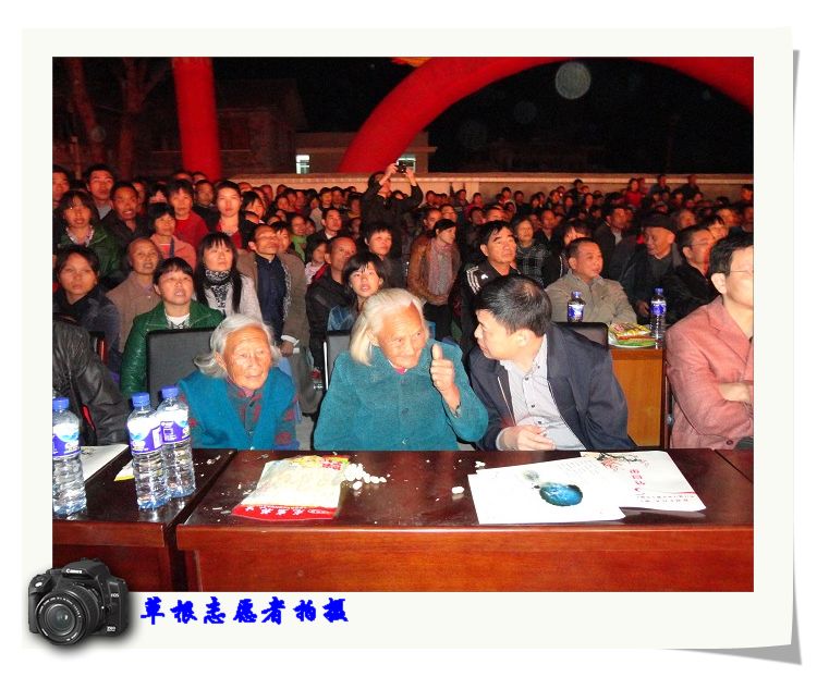 领导与白发老人2.jpg
