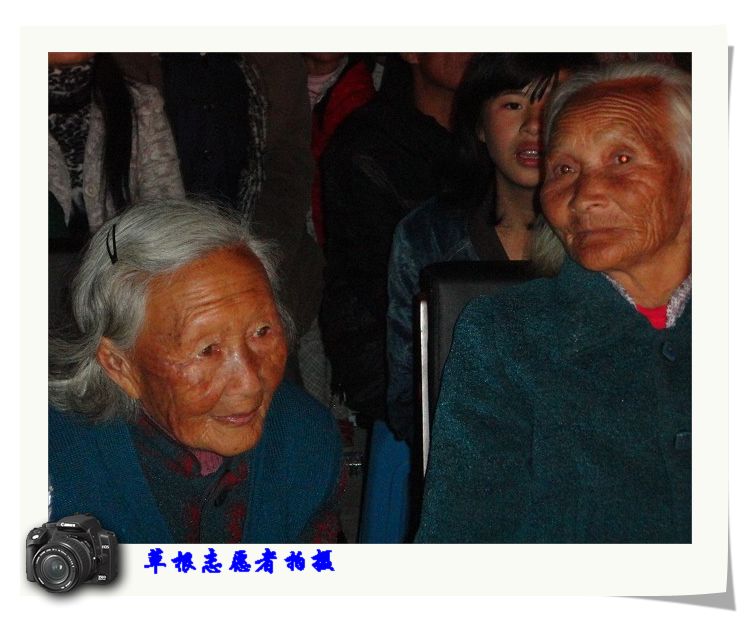 专注的老人.jpg