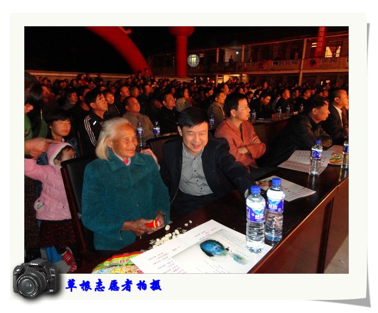 领导与白发老人.jpg