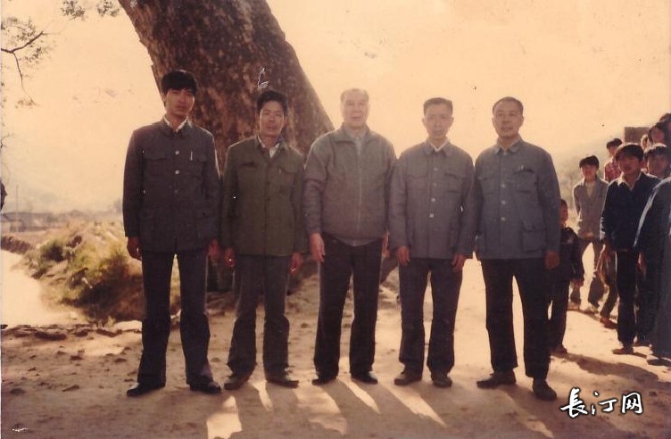 杨成武将军与宣城乡下畲村委的合影，时间不记得了，里面有我爷爷在~~