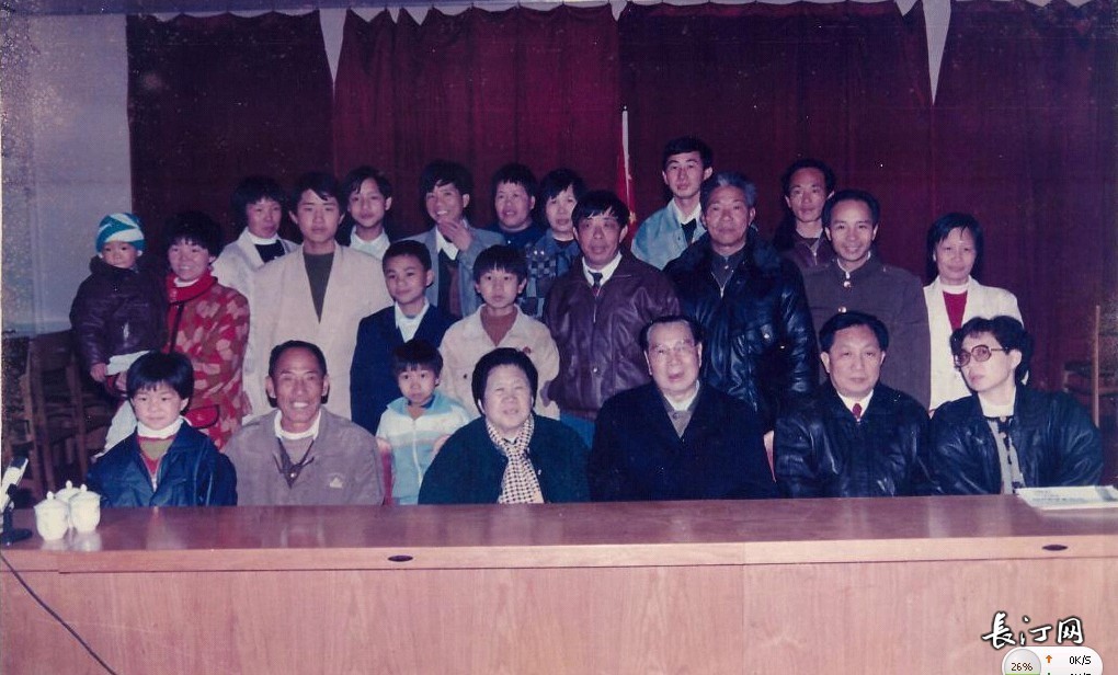 我与杨成武将军1995年在长汀宾馆的合影，呵呵~~