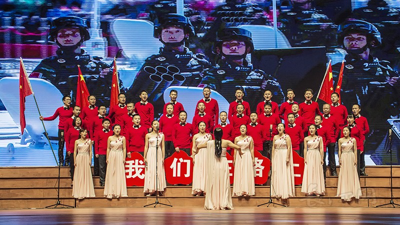 《我们走在大路上》红山乡演出.jpg