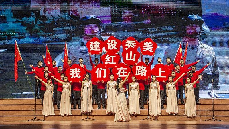 《我们走在大路上》2红山乡演出.jpg